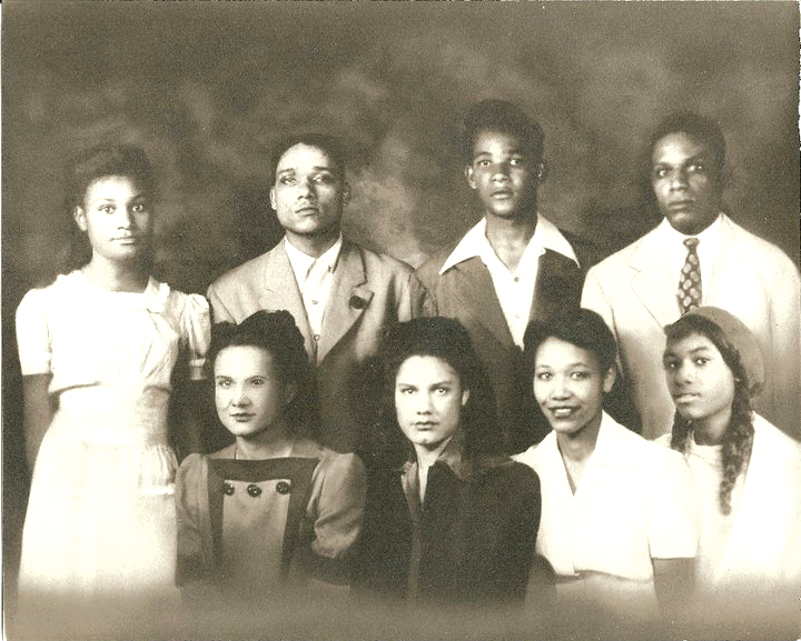 Odevia Helen Brown (the author’s grandmother), front row, second from left, is pictured with siblings, ca. 1941. Author’s collection.